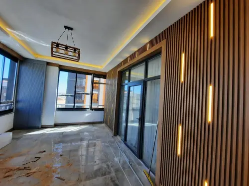Prime Mall çevresi iç mekan detay: ahşap panel ve LED aydınlatma