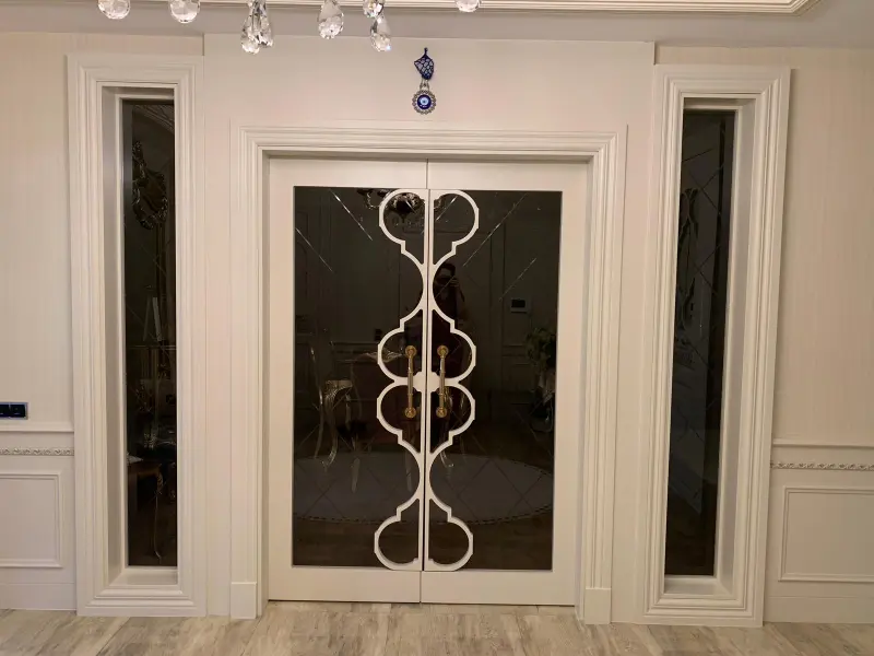 Gaziantep Şehitkamil studio genel görünüm: dekoratif camlı çift kapı