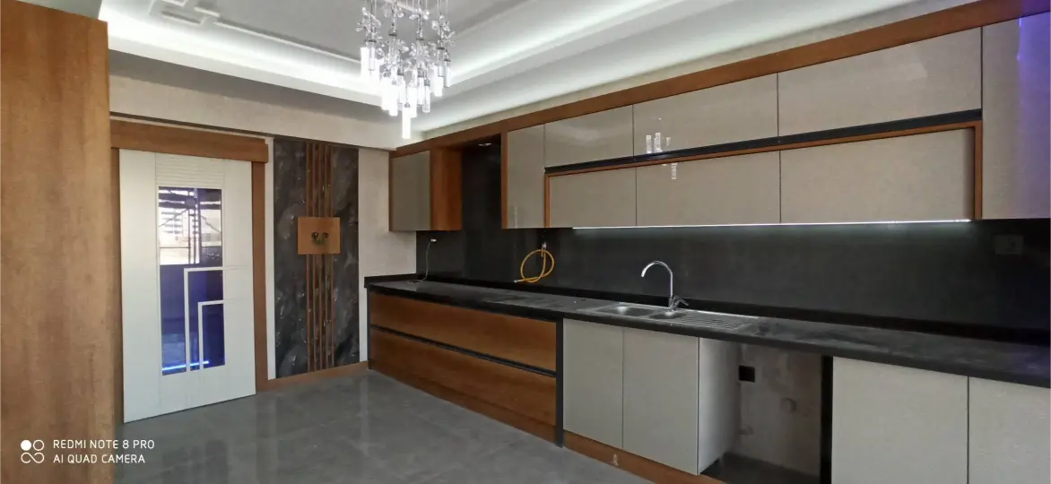 İbrahimli mutfak detay görünümü: modern gri ve ahşap mutfak dolapları ve LED aydınlatma detayları