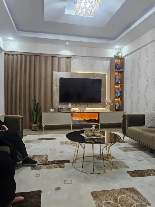 Iconova Rezidans salon detay görünümü: modern şömine, TV ünitesi ve dekorasyon detayları