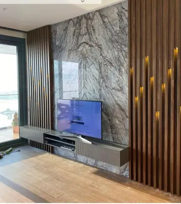 Mermer ve ahşap dikey çıta panelli modern TV ünitesi dekorasyonu