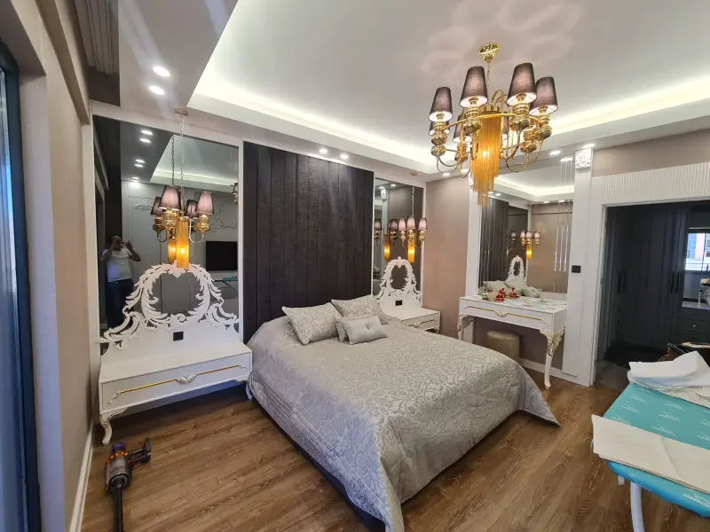 Gaziantep Şahinbey Batıkent yatak odası genel görünüm: lüks modern klasik yatak odası ve altın avize tasarımı